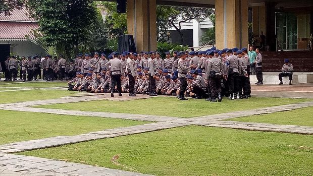 Polisi berjaga di depan Bali Kota