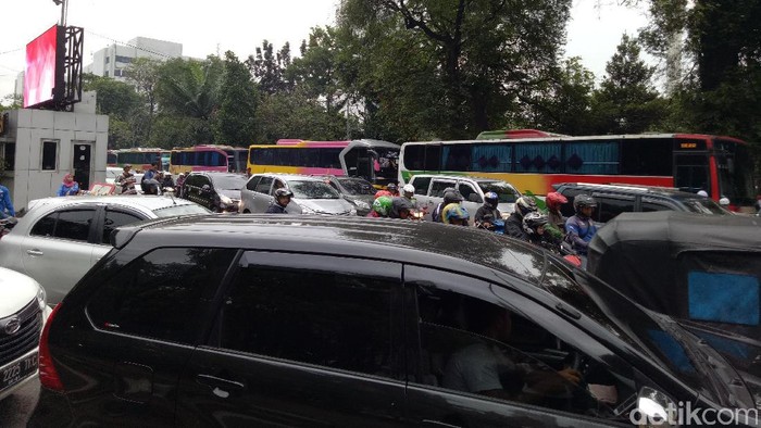 Bus-bus Pendemo Parkir di Pinggir Jalan, Lalin di Sekitar Istiqlal Macet