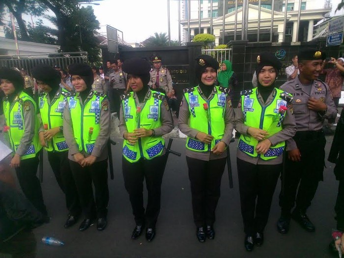 So Sweet! Pendemo Beri Mawar Merah ke Polwan Berjilbab