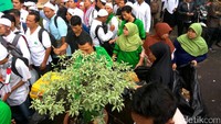 Pendemo yang mayoritas mengenakan baju warna putih terus berdatangan.