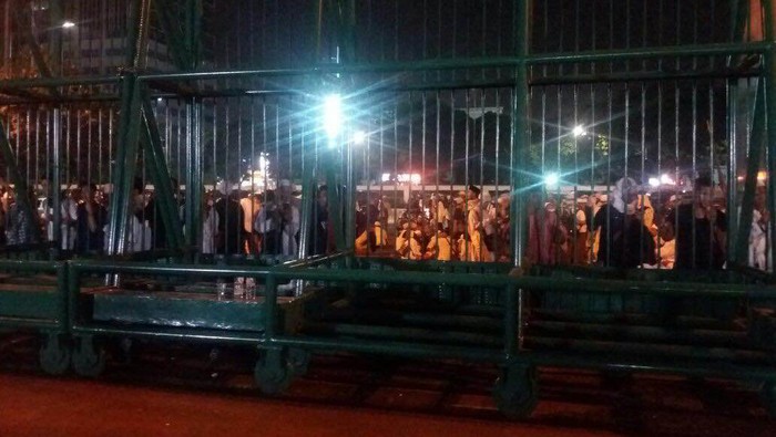 Massa Pendemo Mulai Datang, Takbir Berkumandang di Depan Gedung DPR/MPR