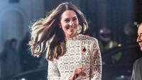 Kencangnya angin membuat dress Kate Middleton sedikit tersibak sehingga memperlihatkan pahanya. Richard Pohle - WPA Pool/Getty Images/detikFoto.