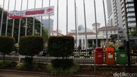 Sebuah spanduk bertuliskan Kita Semua Bersaudara terpampang di depan Balai Kota DKI Jakarta.