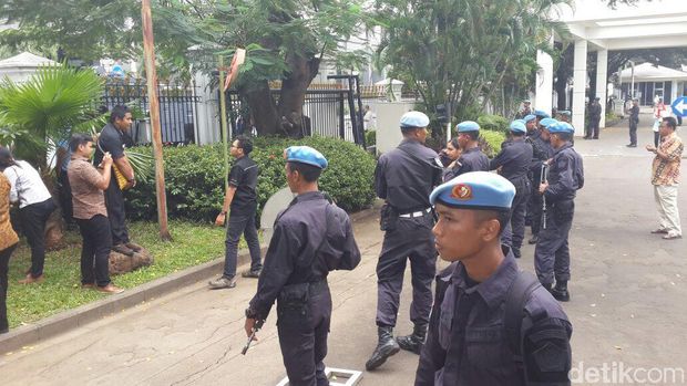 Pendemo Muncul di Belakang Istana Negara, Paspampres dan Polisi Siaga Penuh