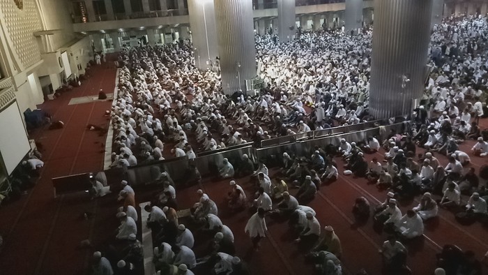 Suasana salat subuh Istiqlal