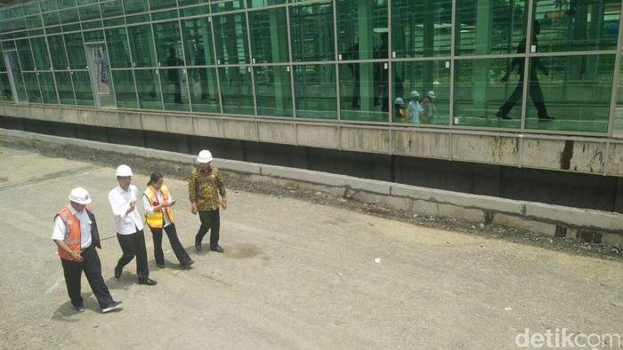 Jokowi Blusukan Pantau Proyek Kereta Bandara Bareng Rini dan Budi Karya