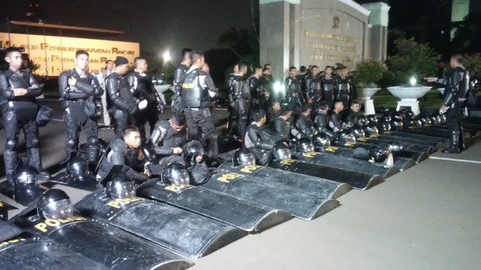 Massa Demo Mengarah ke Gedung DPR, Ratusan Polisi dan TNI Berjaga