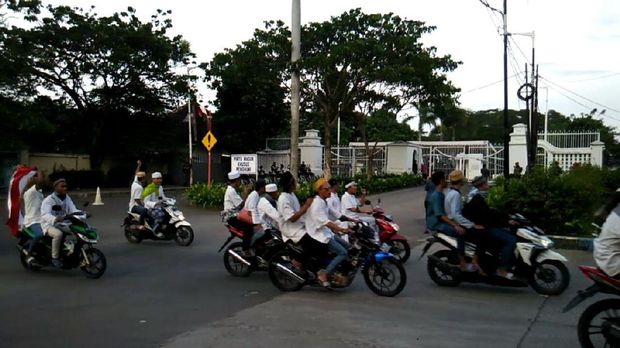 Lewat Depan Komplek Rumah Ahok, Para Pemotor Ini Teriakkan 