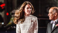 Kencangnya angin membuat dress ibu dua anak itu sedikit tersibak sehingga memperlihatkan pahanya. Richard Pohle - WPA Pool/Getty Images/detikFoto.