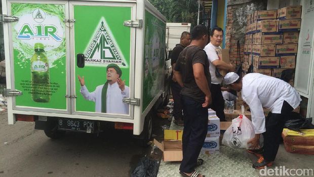 Siapkan Logistik, Massa FPI di Petamburan Bergegas Berangkat ke Istiqlal