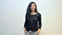 Bintang film Kartini itu tampak menggerai rambut panjangnya. Pool/Noel/detikFoto.