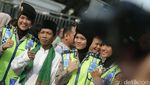 Senyum Sumringah Polwan Teduhkan Suasana Demo