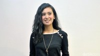Ia terlihat kasual dengan kaus hitam tangan panjang dan celana panjang bermotif kotak-kotak serta sendal hitam. Pool/Noel/detikFoto.