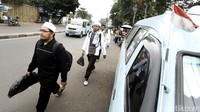 Massa FPI berangkat untuk berunjukrasa.