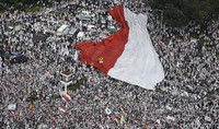 Bendera raksasa itu dipajang sebagai simbol keadilan.