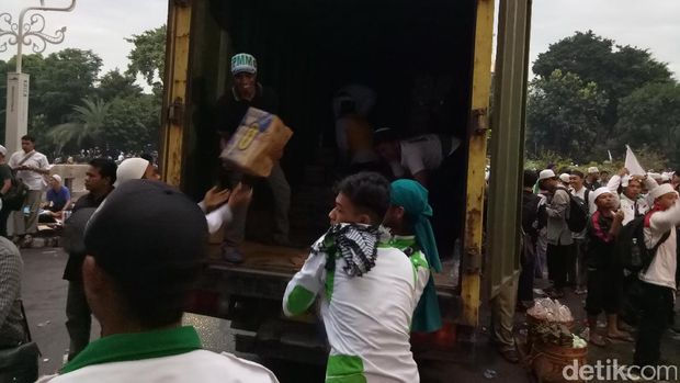 Massa yang Berkumpul di Istiqlal Sarapan Roti dan Siapkan Poster untuk Aksi