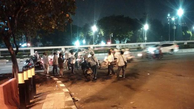 Massa Demonstran Pindah Berorasi di Depan DPR