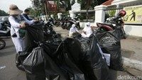 Mayoritas sampah berupa botol minuman. Sisanya sampah plastik bekas makanan.