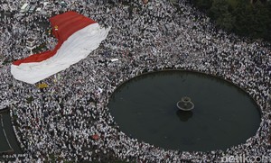 Penampakan Bendera Merah Putih Raksasa di Patung Kuda