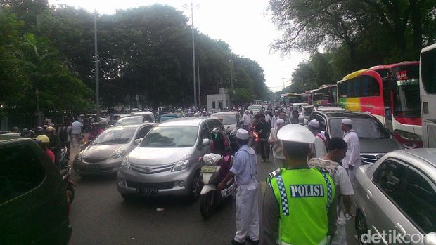 Bus-bus Pendemo Terus Bertambah di Istiqlal, Lalin Macet