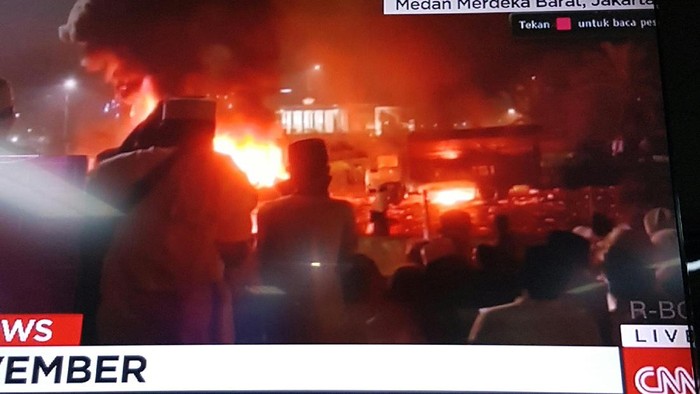 Api Muncul di Belakang Istana