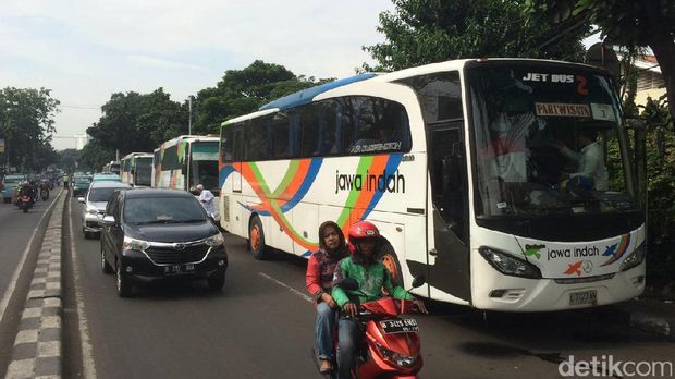 Siapkan Logistik, Massa FPI di Petamburan Bergegas Berangkat ke Istiqlal