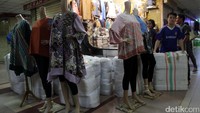Beberapa pedagang menata dagangannya.