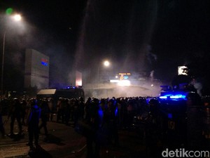 Polisi Tembakan Water Canon Halau Pendemo Ricuh