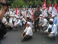   Sindir Proses Penegakan Hukum Kasus Ahok, Pendemo 4 November Jalan Jongkok