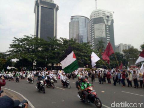 Para pendemo 4 November di Patung Kuda, Jakarta Pusat, Jumat (4/11/2016)