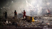 Asap mengepul di lokasi bentrokan.