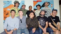 Lima orang street art dari Prancis dan lima orang dari Indonesia tampak berfoto bersama pada Kamis (3/11).