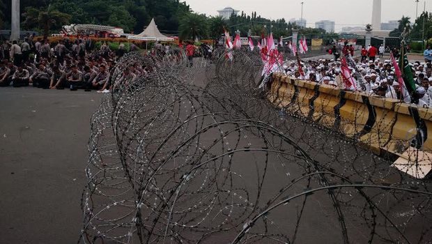 Khusyuknya Salat Jumat Polisi dan Pendemo 4 November di Monas