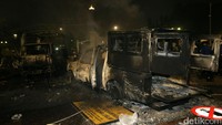 Mobil yang dibakar masih mengepulkan asap, Jumat (4/11/2016) malam.