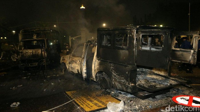 21 Kendaraan Dinas TNI-Polri Rusak di Demo 4 November, 3 Dibakar