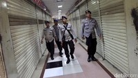 Brimob dikerahkan untuk melakukan penjagaan di Pasar Tanah Abang.