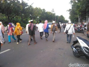 Massa Mulai Bubar, Jalan Medan Merdeka Timur Sudah Bisa Dilalui Kendaraan