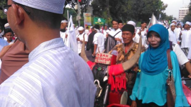  Kakek Bersepeda Banteng Jadi Perhatian Massa Pendemo di Depan Balai Kota