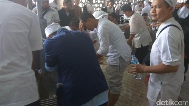 Massa Demo Penuhi Masjid Istiqlal, Air Wudu Habis