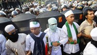 Massa FPI membentengi polisi.