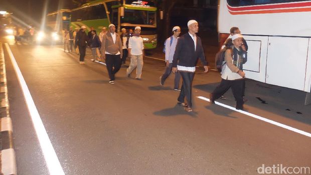 Pekik Takbir Warnai Keberangkatan Demonstran dari Bandung ke Jakarta
