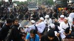 Massa FPI Bentengi Polisi dari Massa HMI