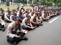 499 Personel Brimob Lantunkan Asmaul Husna Sambut Pendemo 