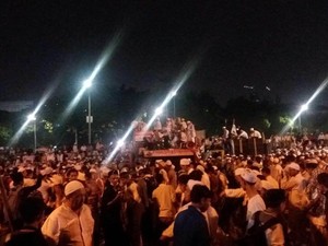 Tiba di Depan Gedung DPR, Habib Rizieq Pimpin Massa FPI Salat Berjamaah