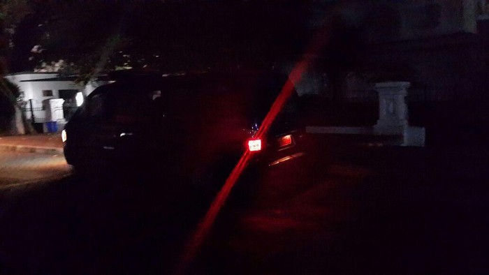 Satu Polisi Terluka Dibawa Masuk ke Istana
