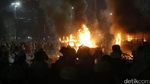 Dua Truk Brimob Dibakar Massa di Depan Istana