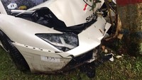 Mobil Lamborghini milik Raffi Ahmad tampak ringsek usai menabrak sebuah pohon di Malang pada Jumat (4/11/2016). (Dok. Mira-Manajer Raffi Ahmad)
