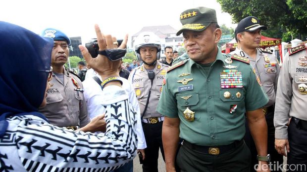 Massa demo 4 November sudah bergerak menuju Istana. Panglima TNI Jenderal Gatot Nurmantyo ikut memantau personel gabungan di Istana.