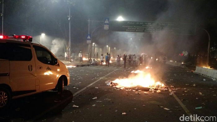 Massa Buat Ricuh di Penjaringan, Minimarket Dirusak