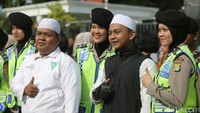 Walaupun tengah berjaga di kawasan Gambir, sejumlahg polwan terlihat sangat sumringah.